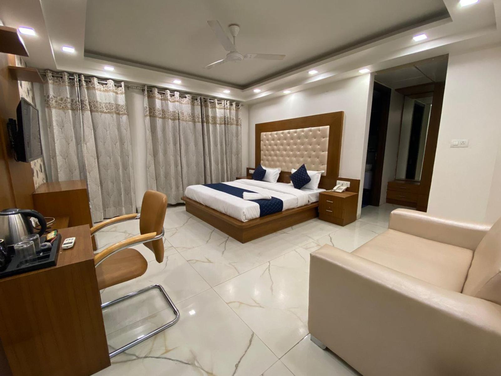 Hotel Leaf 9 Boutique, Near Golf Course Road And Galleria Market 古尔冈 外观 照片