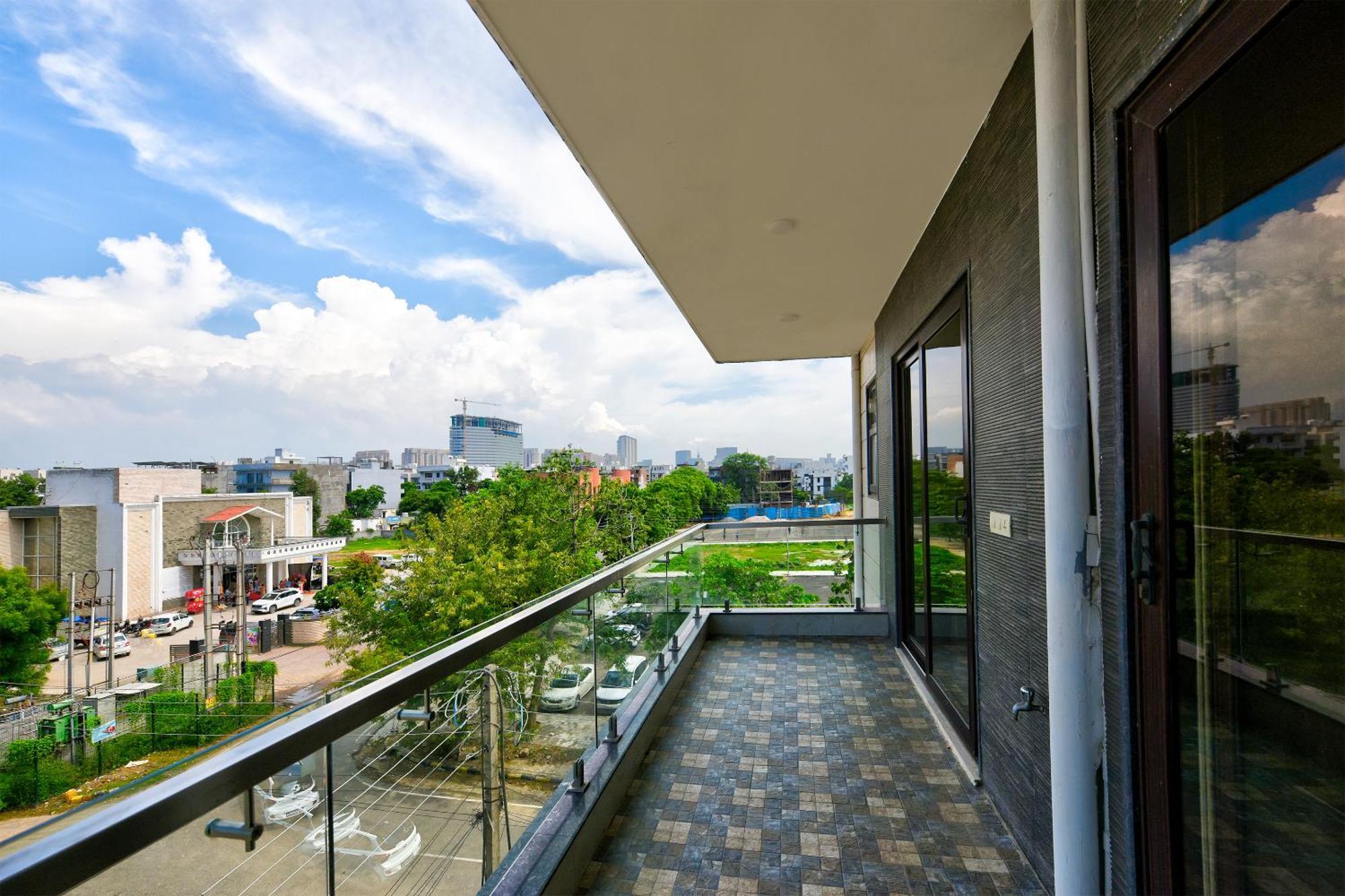 Hotel Leaf 9 Boutique, Near Golf Course Road And Galleria Market 古尔冈 外观 照片