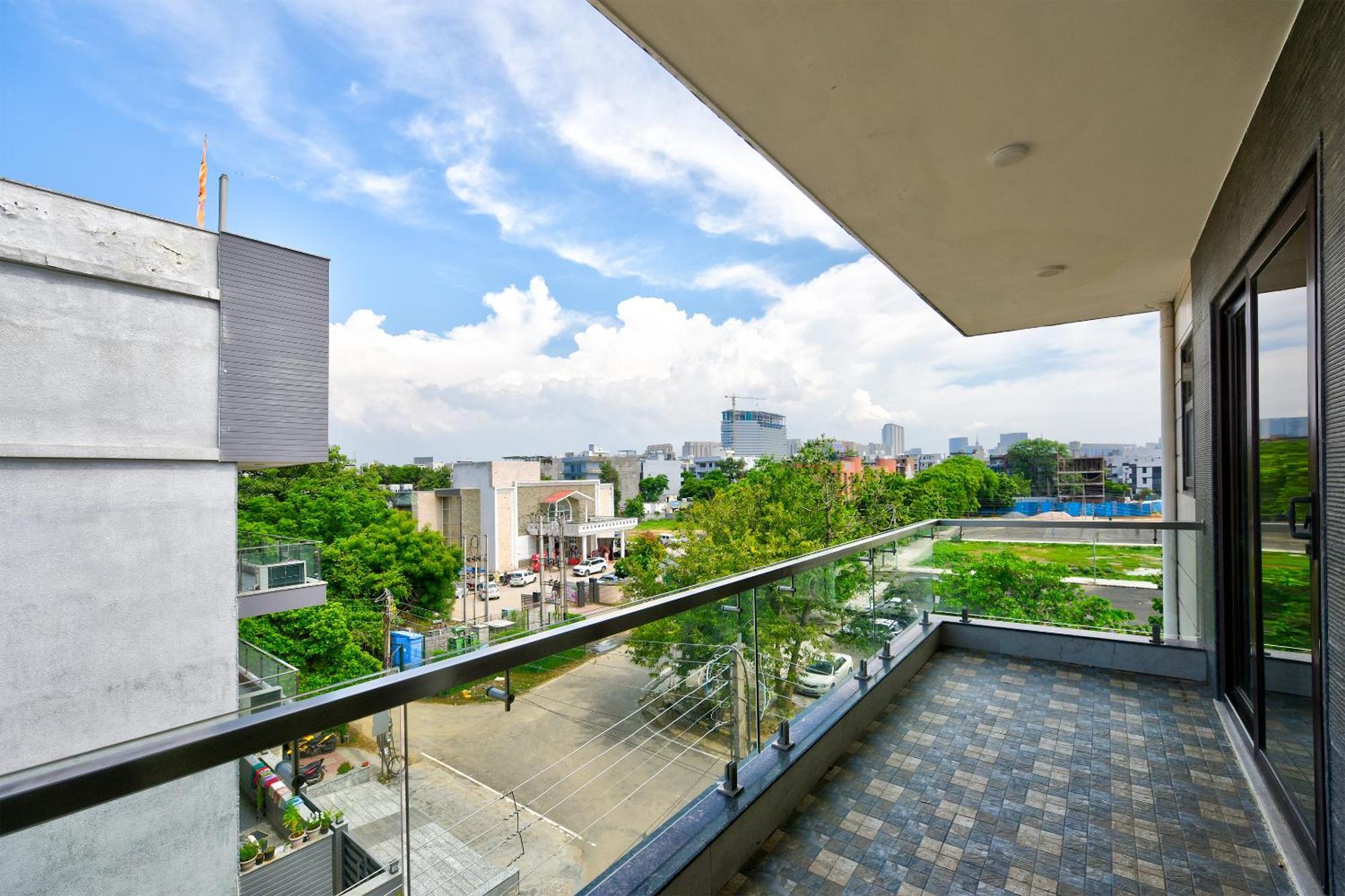 Hotel Leaf 9 Boutique, Near Golf Course Road And Galleria Market 古尔冈 外观 照片