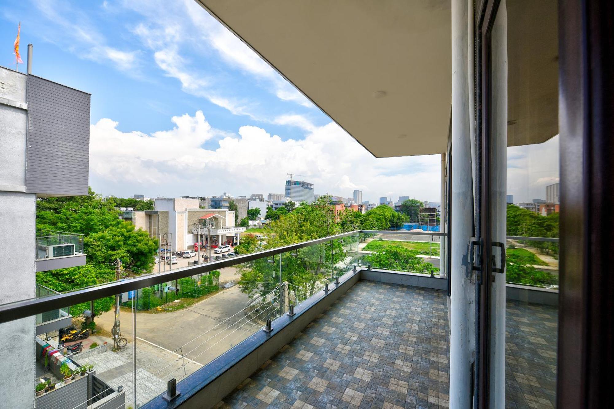 Hotel Leaf 9 Boutique, Near Golf Course Road And Galleria Market 古尔冈 外观 照片